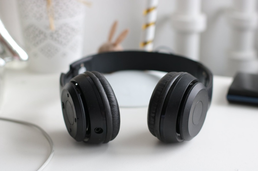 black cordless headphones